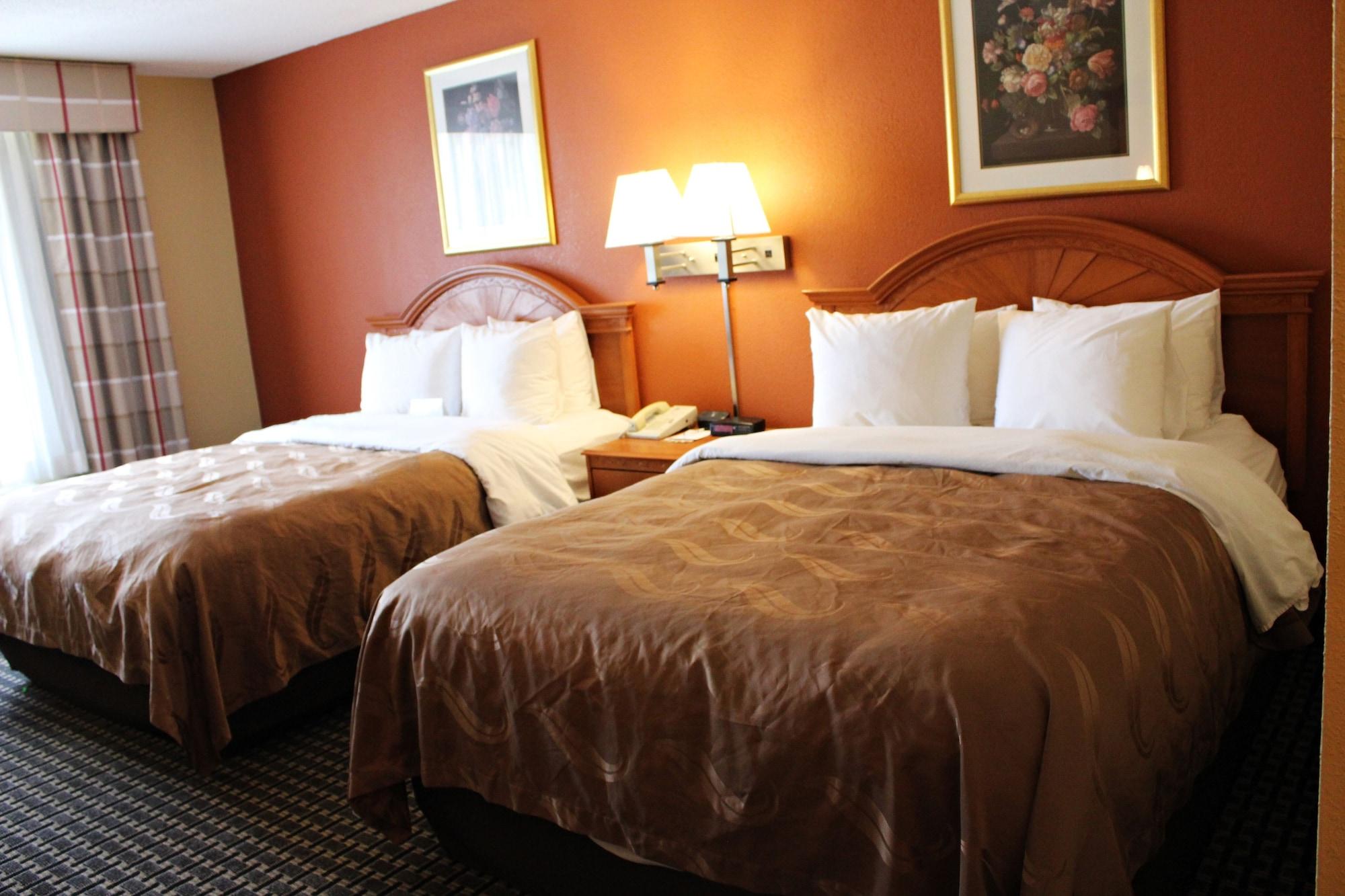 Quality Inn & Suites Cincinnati Шаронвилл Экстерьер фото