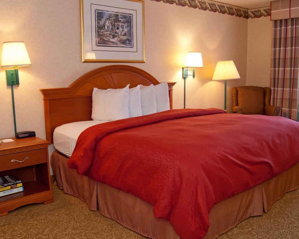 Quality Inn & Suites Cincinnati Шаронвилл Экстерьер фото