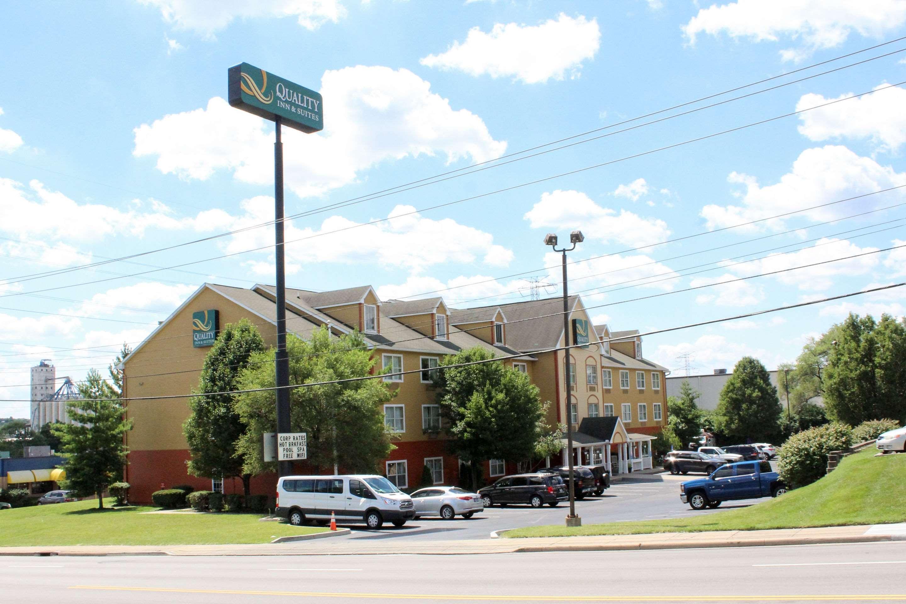 Quality Inn & Suites Cincinnati Шаронвилл Экстерьер фото