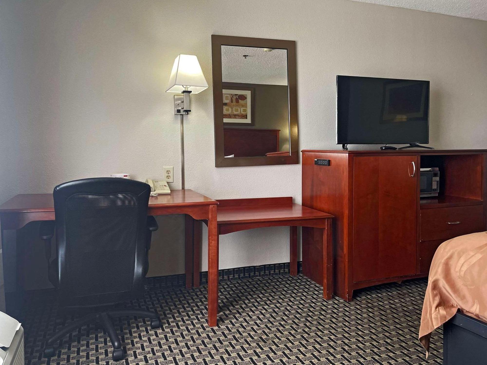 Quality Inn & Suites Cincinnati Шаронвилл Экстерьер фото
