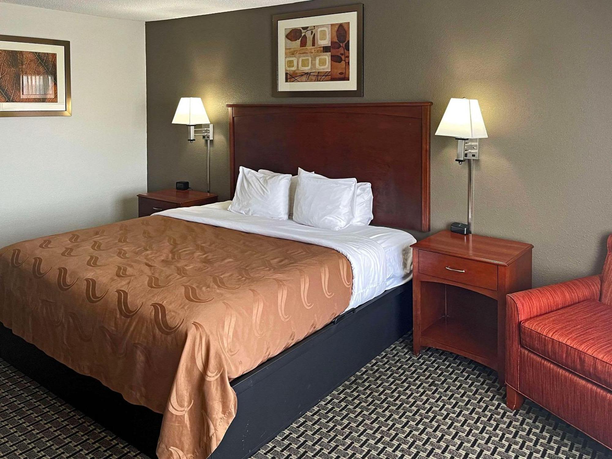 Quality Inn & Suites Cincinnati Шаронвилл Экстерьер фото