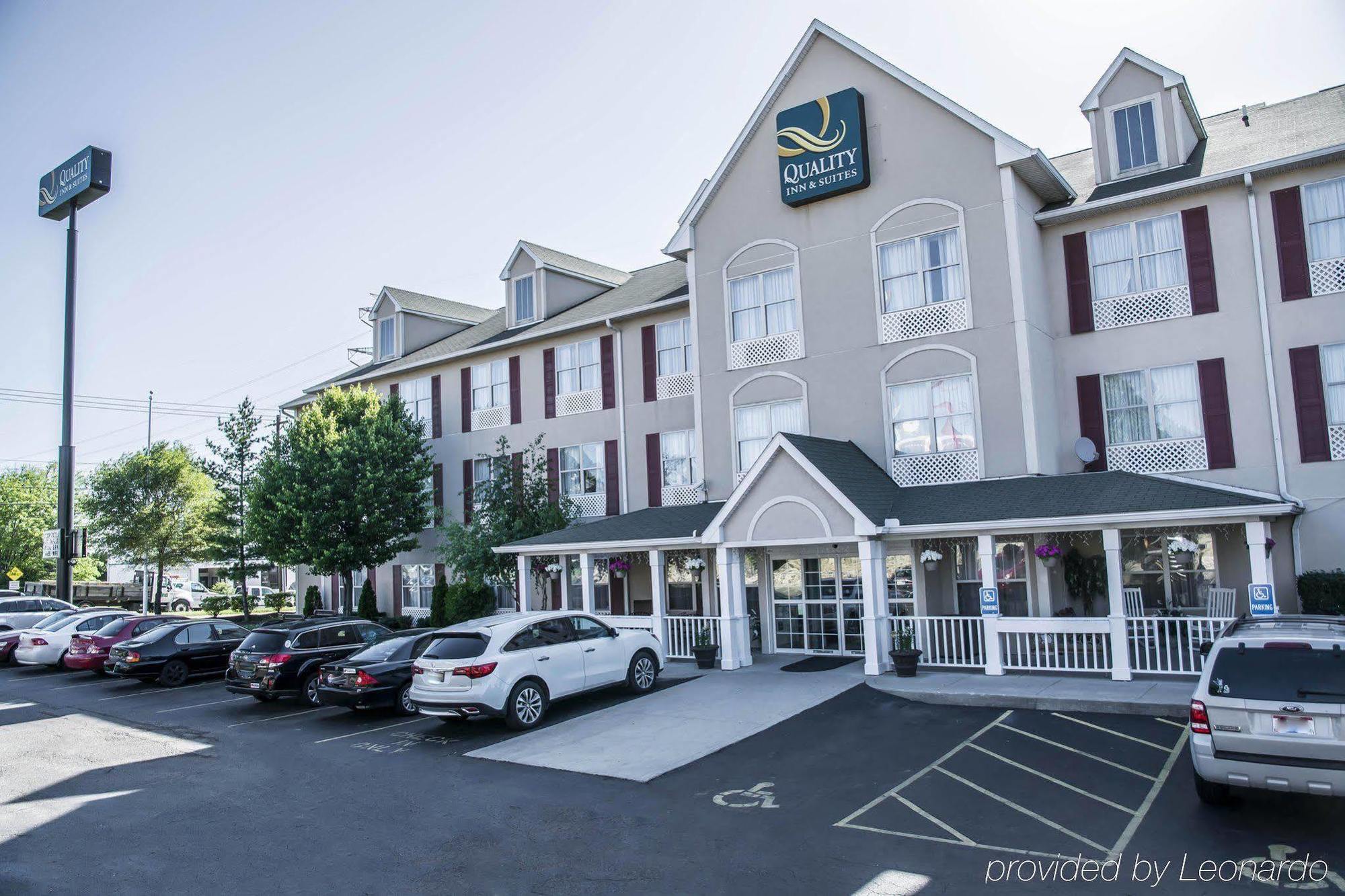 Quality Inn & Suites Cincinnati Шаронвилл Экстерьер фото