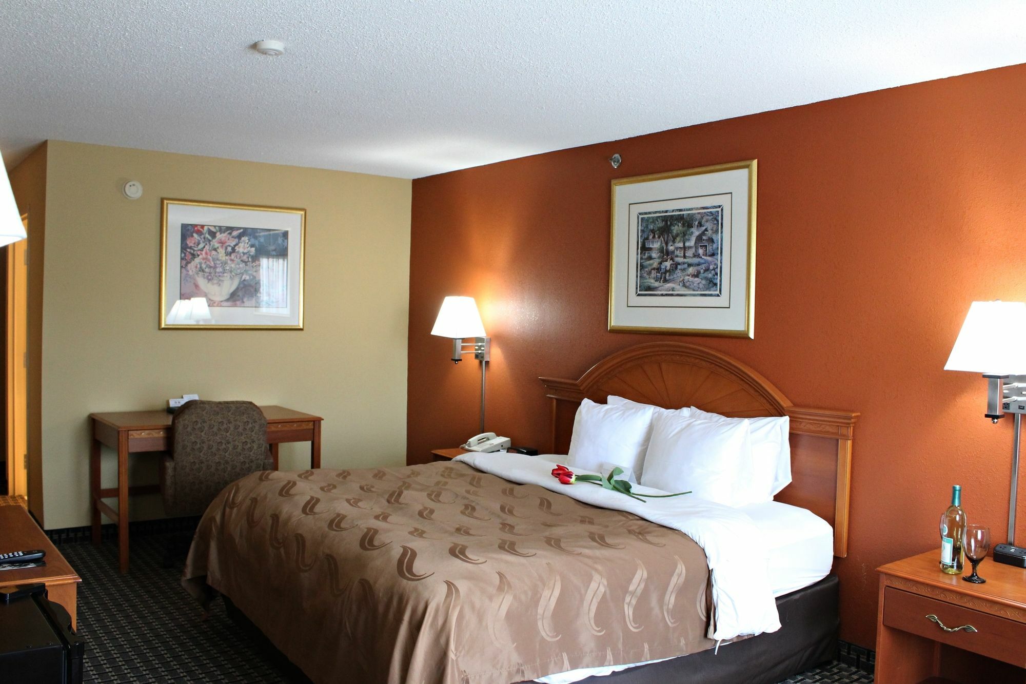 Quality Inn & Suites Cincinnati Шаронвилл Экстерьер фото